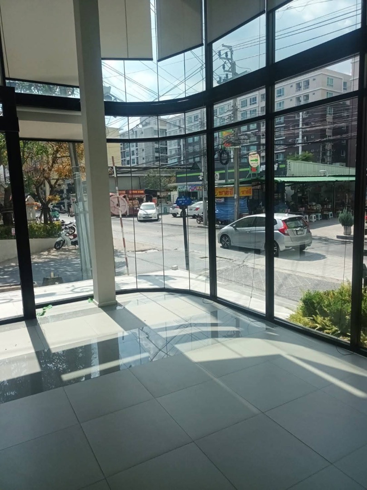 For RentShop HouseKasetsart, Ratchayothin : 🔆New building for rent, 2 floors, 300 sq m, near Kasetsart University, Phahonyothin 34, next to the road, parking for 5-7 cars🔆