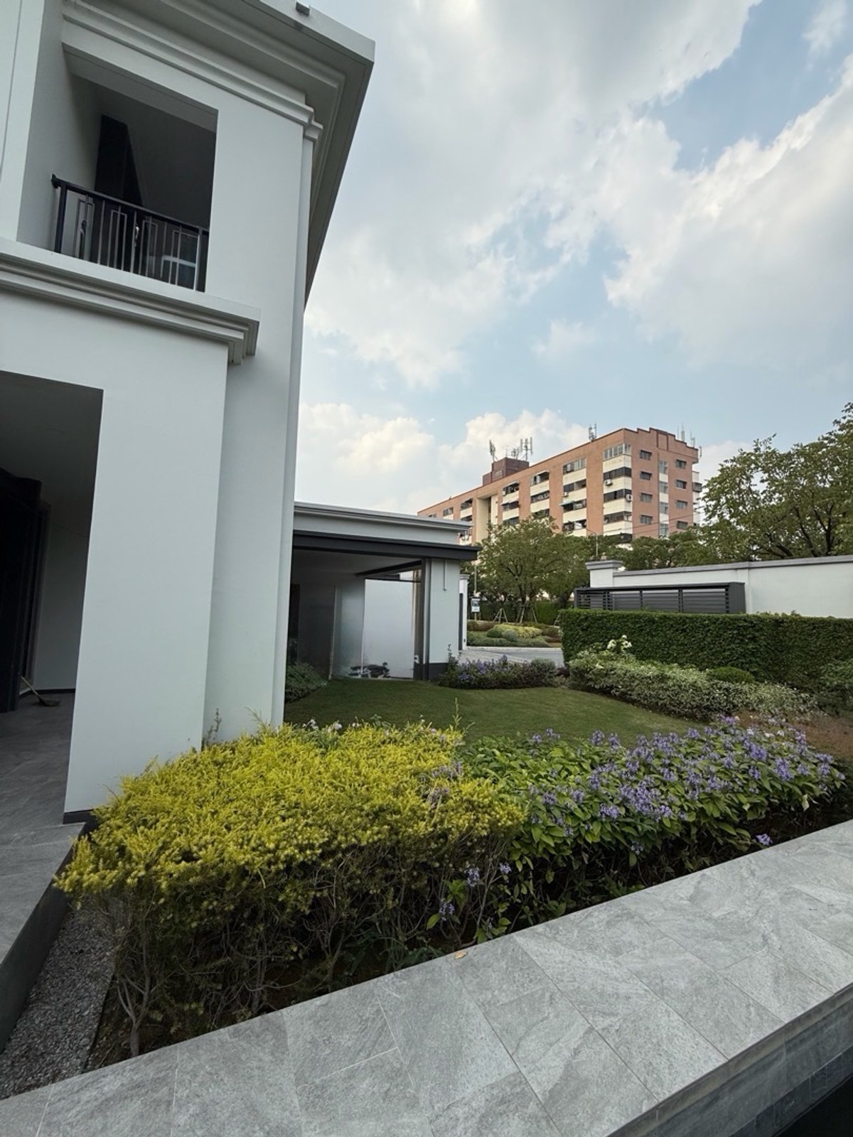 For RentHousePattanakan, Srinakarin : 5 Bedroom Single House with Private Swimming Pool for Rent near Brighton College Bangkok in Krungthep Kreetha Pet Friendly