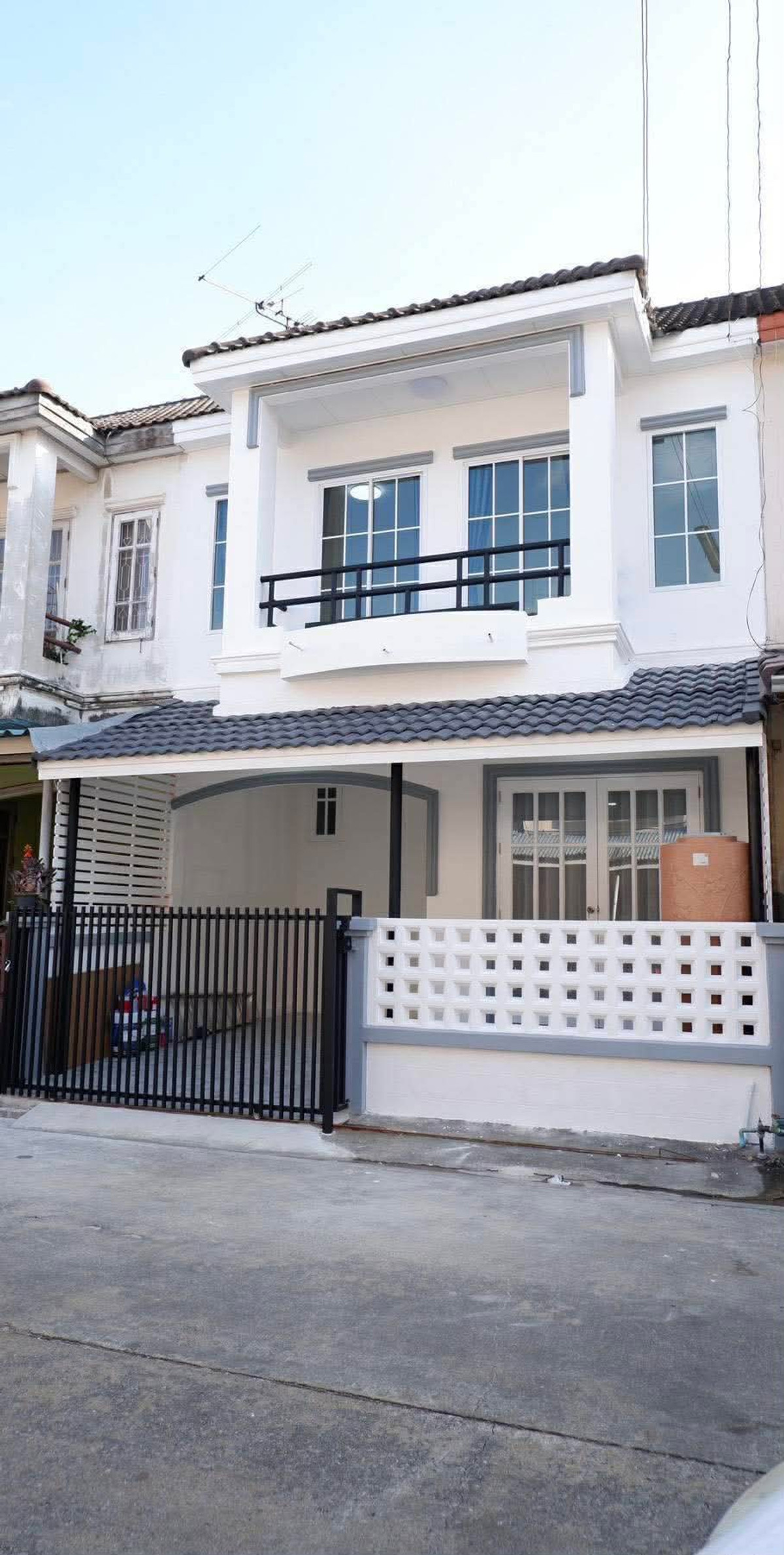 ขายทาวน์โฮมปทุมธานี รังสิต ธรรมศาสตร์ : ME2500750 ขายด่วน!! ทาวน์เฮ้าส์ 2 ชั้นหมู่บ้านฟ้าคลองหลวง คลอง 1 ตกแต่งใหม่ แถมเฟอร์นิเจอร์