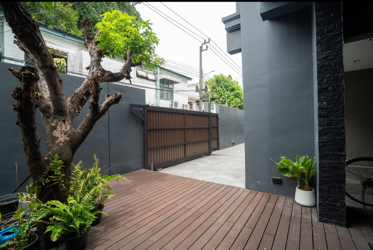 For SaleHouseChokchai 4, Ladprao 71, Ladprao 48, : FOR SALE HOUSE 4 BEDROOM 5 BATHROOM 250 SQ.M -- READY TO MOVE IN --