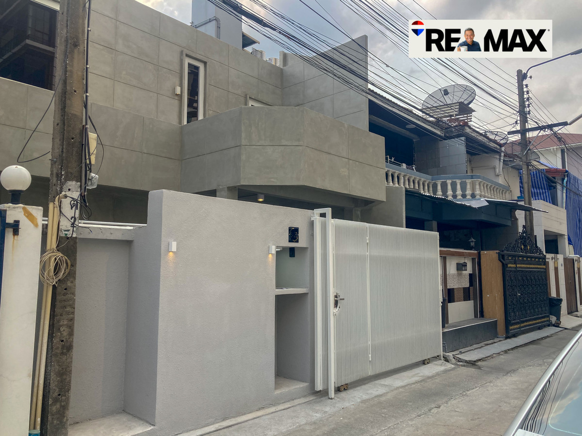 For RentTownhomeSukhumvit, Asoke, Thonglor : [Agent Post] 💎 Rare Find! Brand New Renovation – Modern Loft House in Sukhumvit 26 | Pet-Friendly | 180sqm