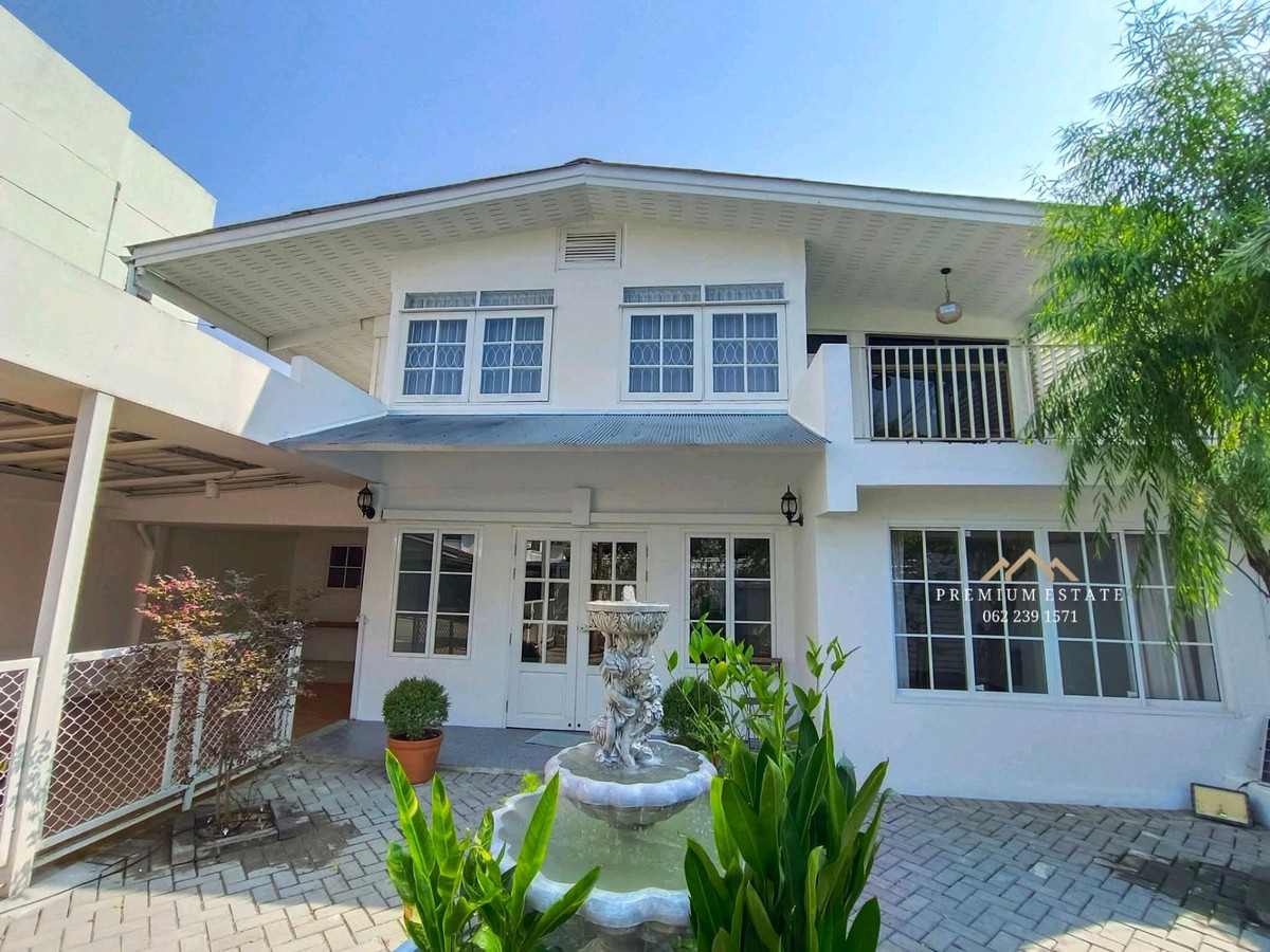 For SaleHousePattanakan, Srinakarin : Single house (Rama IX) 63 sq m. Newly renovated in Vintage style, beautiful and ready to move in. Lots of usable space With a beautiful, shady garden