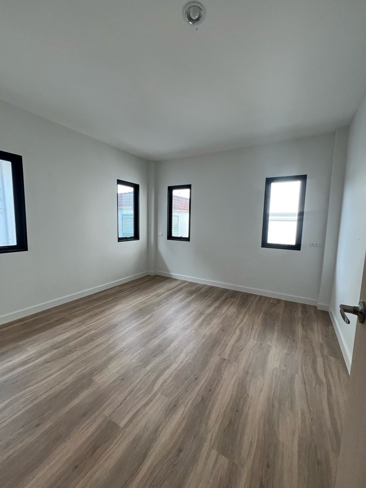 ขายบ้านรัชดา ห้วยขวาง : บ้านสร้างใหม่พร้อมขาย ทำเลใจกลางเมือง