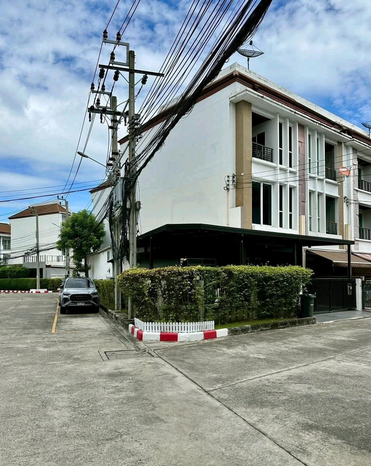 ขายทาวน์โฮมเลียบทางด่วนรามอินทรา : 🏬ขายด่วน!! บ้านหลังมุม ทำเลทองกลางเมือง รีโนเวทสวยพร้อมอยู่✨️โครงการบ้านกลางเมือง S-Sense พระราม 9 - ลาดพร้าว✨️ 33ตร.ม เพียง8.5ล้าน💵💵 โทรด่วน 0655193596 ปัน