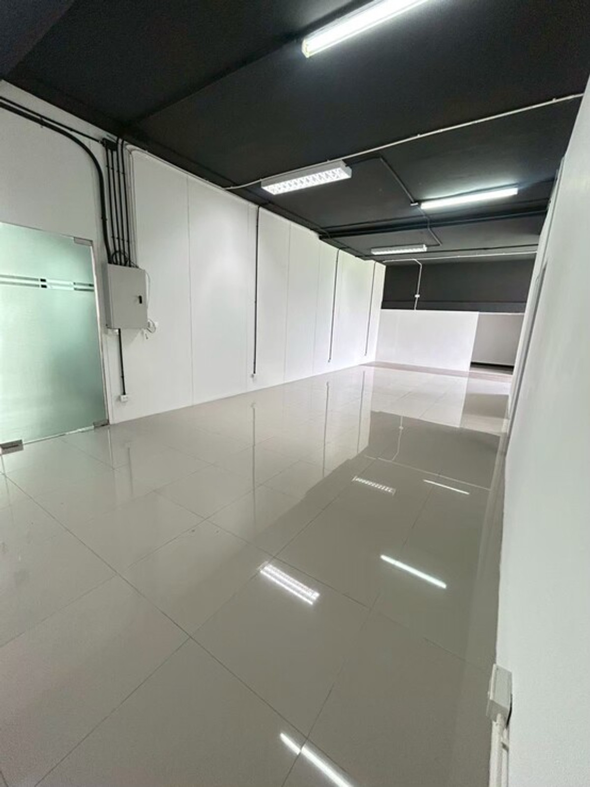 ให้เช่าสำนักงานสาทร นราธิวาส : ใหม่ ออฟฟิศให้เช่า แบ่งพื้นที่ 100-400 ตร.ม. สาทร/ นราธิวาส 250-300 บ./ตร.ม ติดถนน