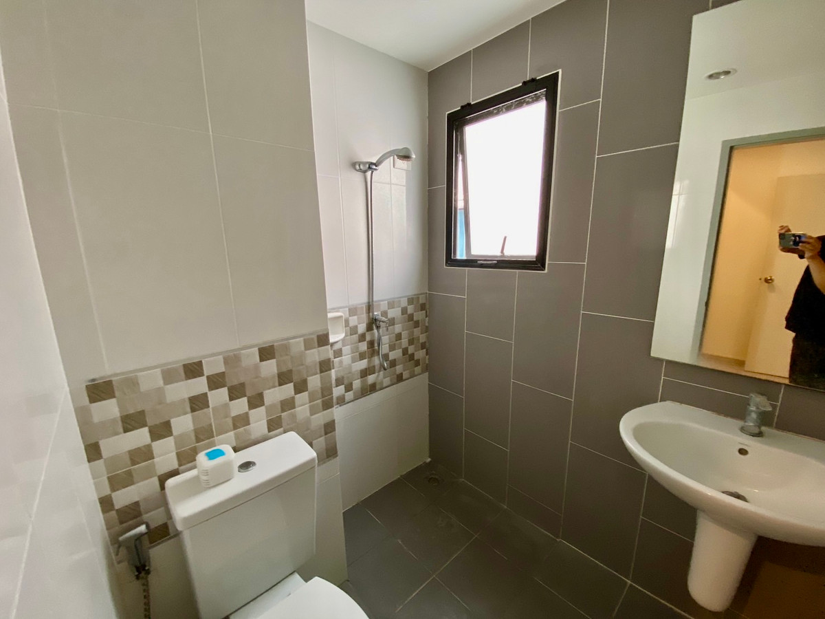 ให้เช่าทาวน์โฮมนวมินทร์ รามอินทรา : ให้เช่า ทาวน์โฮม 3 ชั้น สัมมากร อเวนิว รามอินทรา–วงแหวน เข้าออกได้หลายทาง คู้บอน เลียบด่วนกาญจนา ใกล้แฟชั่นไอส์แลนด์ รถไฟฟ้าสีชมพู และใกล้ทางด่วนฉลองรัชเพียง 5 นาที