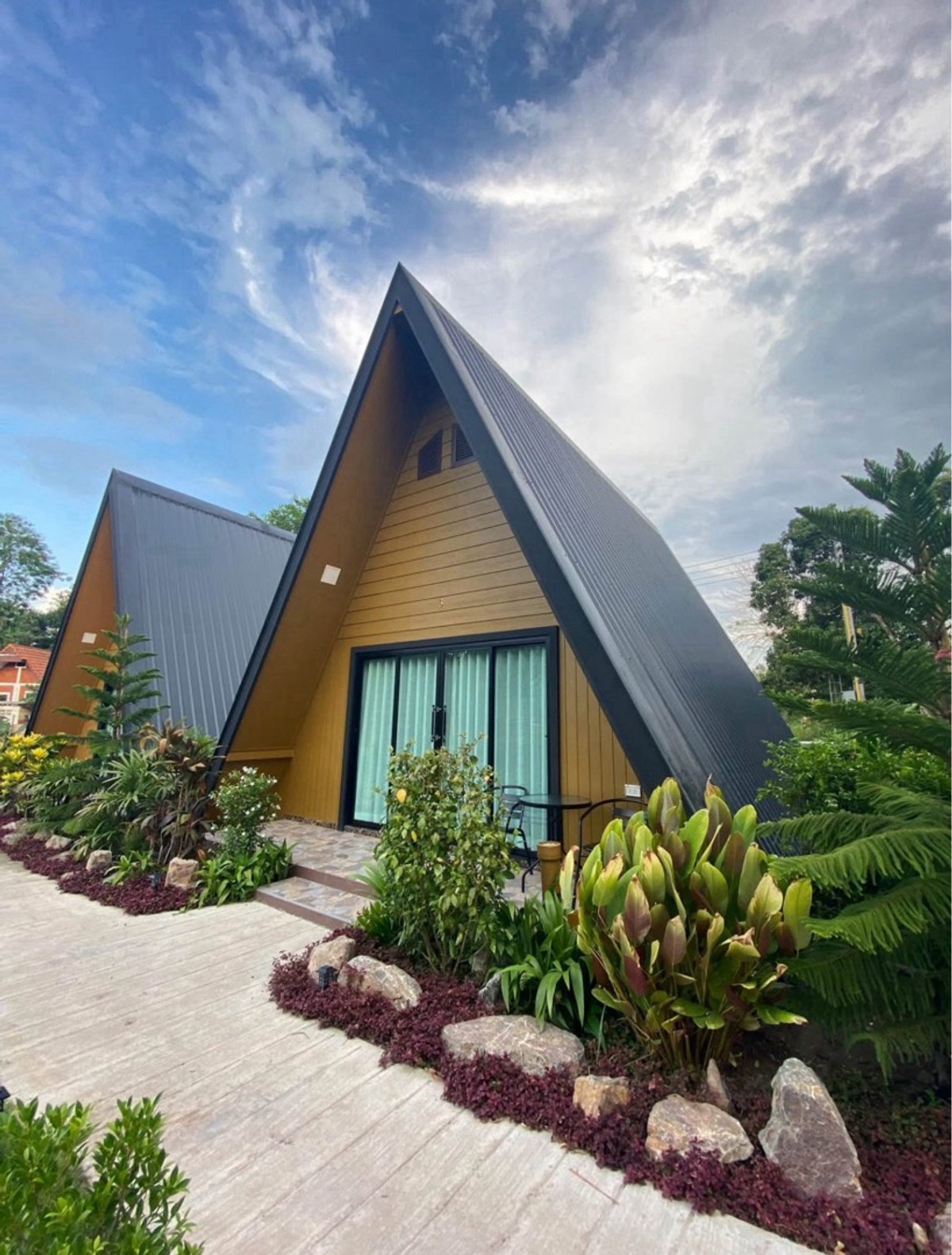 ขายกิจการโรงแรม & กิจการอพาร์ตเมนต์นครนายก : ขายธุรกิจรีสอร์ต พร้อมบ้าน 1 หลัง นครนายก ใกล้เขื่อนขุนด่าน 7 หลัง สร้างใหม่ รายได้ 6 หลักต่อเดือน