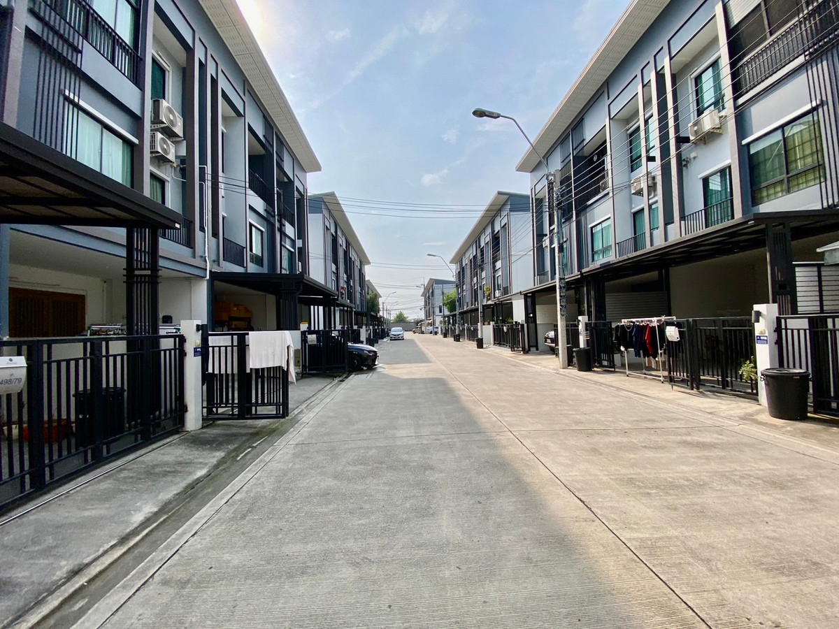 ให้เช่าทาวน์โฮมนวมินทร์ รามอินทรา : ให้เช่า ทาวน์โฮม 3 ชั้น สัมมากร อเวนิว รามอินทรา–วงแหวน เข้าออกได้หลายทาง คู้บอน เลียบด่วนกาญจนา ใกล้แฟชั่นไอส์แลนด์ รถไฟฟ้าสีชมพู และใกล้ทางด่วนฉลองรัชเพียง 5 นาที