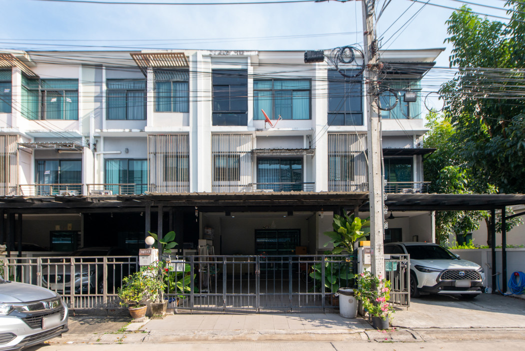 For SaleTownhomeLadkrabang, Suwannaphum Airport : 3-story townhome for sale, The Metro Pattanakarn-Srinakarin, includes furniture, near Soi Onnut 80, 21 sq.wa.
