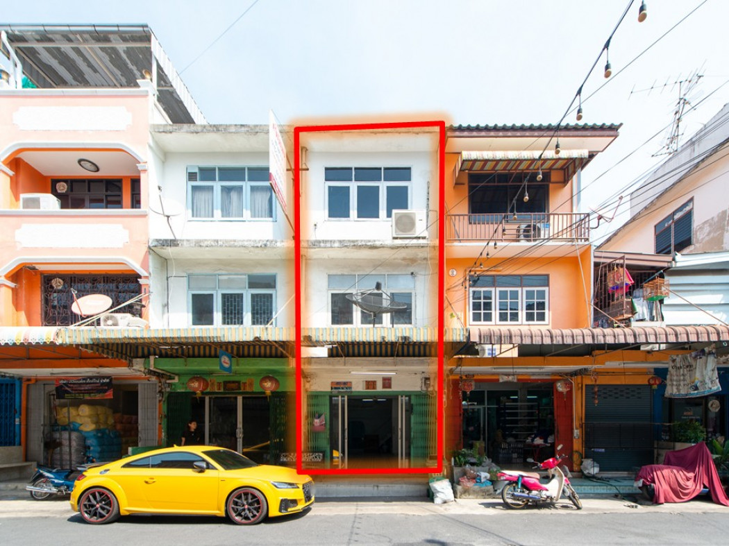For SaleShop HouseRathburana, Suksawat : Three-story shophouse for sale in Soi Suk Sawat 35. Excellent location near the Chao Phraya River, ideal for commercial use. Size: 14 sq.wa.