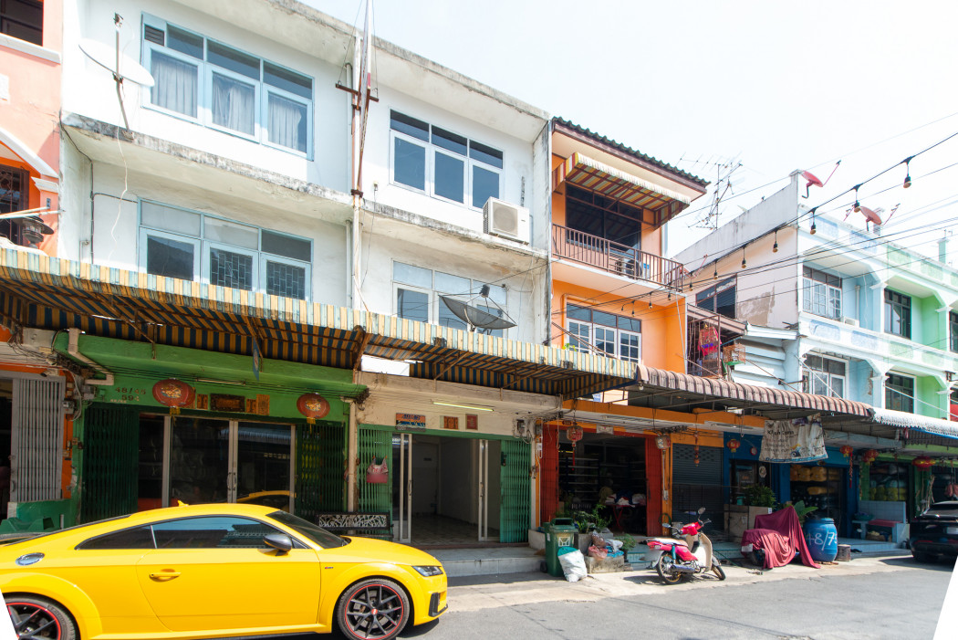 For SaleShop HouseRathburana, Suksawat : Three-story shophouse for sale in Soi Suk Sawat 35. Excellent location near the Chao Phraya River, ideal for commercial use. Size: 14 sq.wa.
