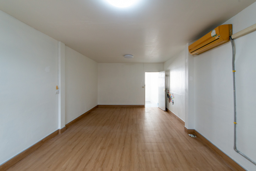 For SaleShop HouseRathburana, Suksawat : Three-story shophouse for sale in Soi Suk Sawat 35. Excellent location near the Chao Phraya River, ideal for commercial use. Size: 14 sq.wa.