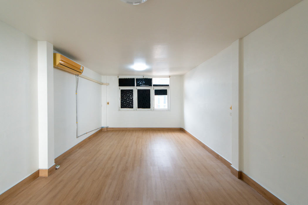 For SaleShop HouseRathburana, Suksawat : Three-story shophouse for sale in Soi Suk Sawat 35. Excellent location near the Chao Phraya River, ideal for commercial use. Size: 14 sq.wa.