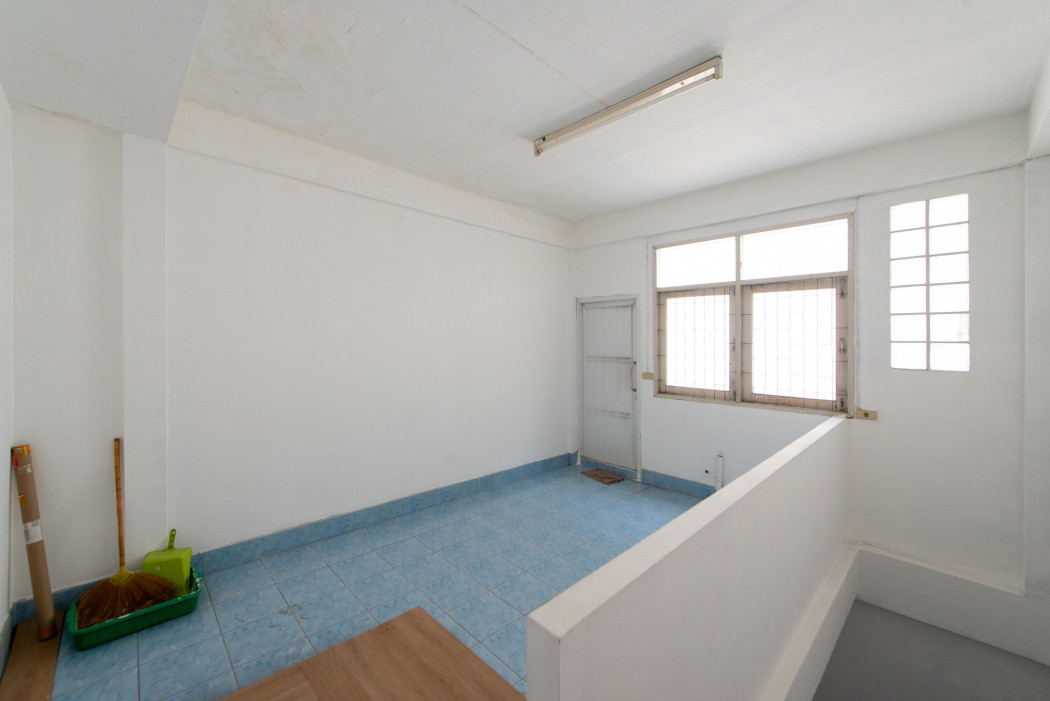 For SaleShop HouseRathburana, Suksawat : Three-story shophouse for sale in Soi Suk Sawat 35. Excellent location near the Chao Phraya River, ideal for commercial use. Size: 14 sq.wa.