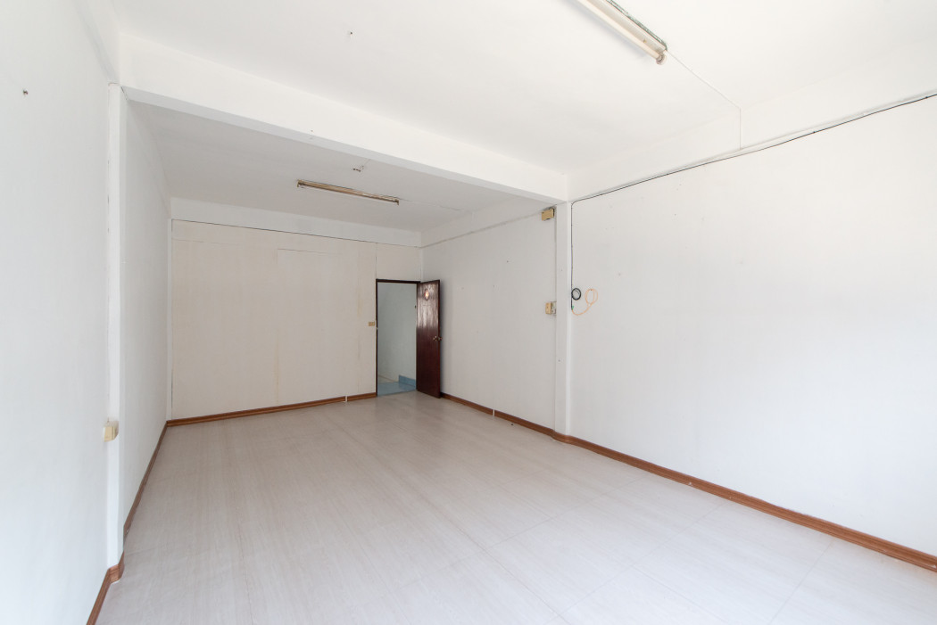 For SaleShop HouseRathburana, Suksawat : Three-story shophouse for sale in Soi Suk Sawat 35. Excellent location near the Chao Phraya River, ideal for commercial use. Size: 14 sq.wa.