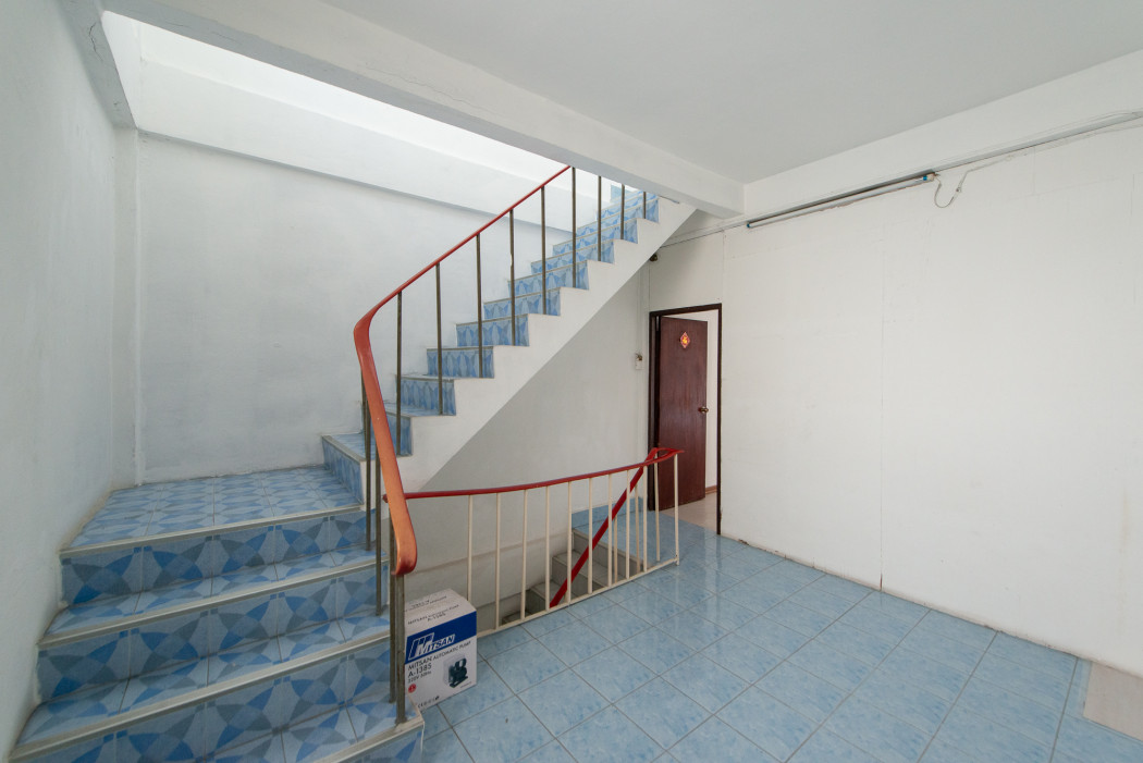 For SaleShop HouseRathburana, Suksawat : Three-story shophouse for sale in Soi Suk Sawat 35. Excellent location near the Chao Phraya River, ideal for commercial use. Size: 14 sq.wa.