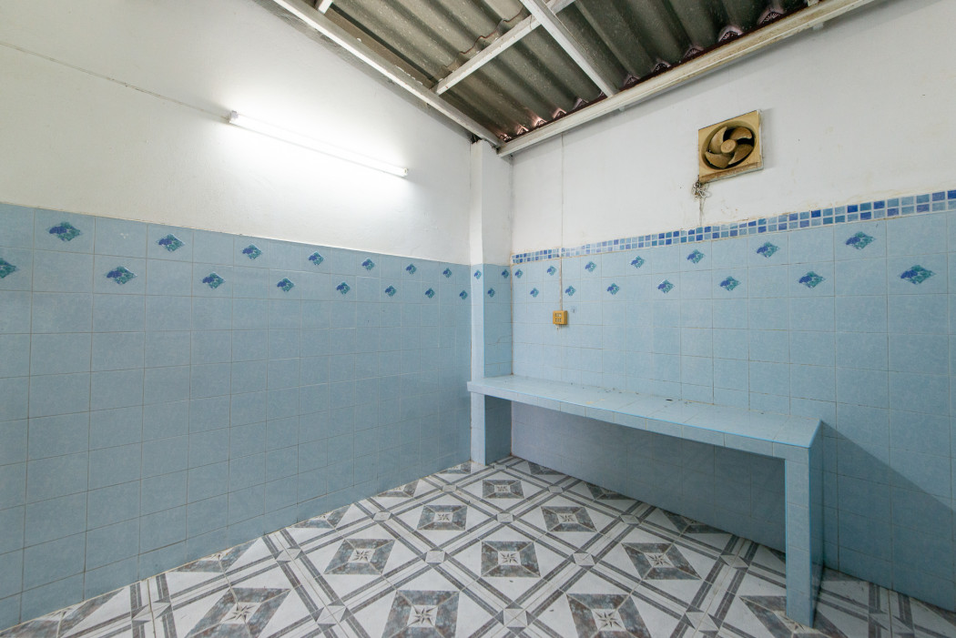 For SaleShop HouseRathburana, Suksawat : Three-story shophouse for sale in Soi Suk Sawat 35. Excellent location near the Chao Phraya River, ideal for commercial use. Size: 14 sq.wa.