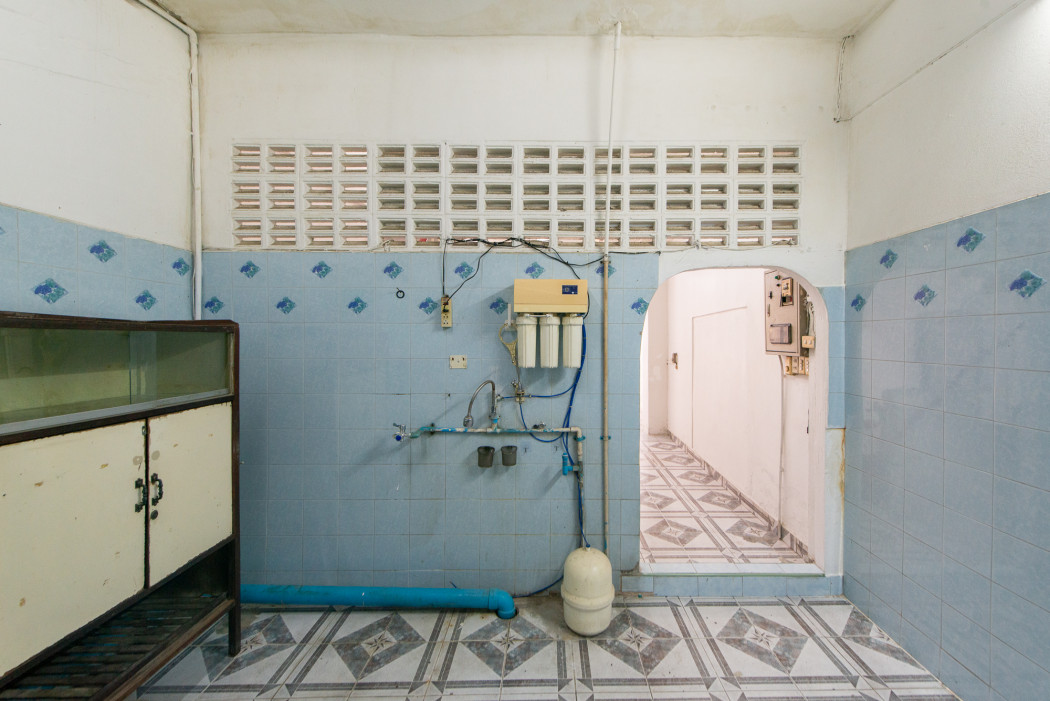 For SaleShop HouseRathburana, Suksawat : Three-story shophouse for sale in Soi Suk Sawat 35. Excellent location near the Chao Phraya River, ideal for commercial use. Size: 14 sq.wa.