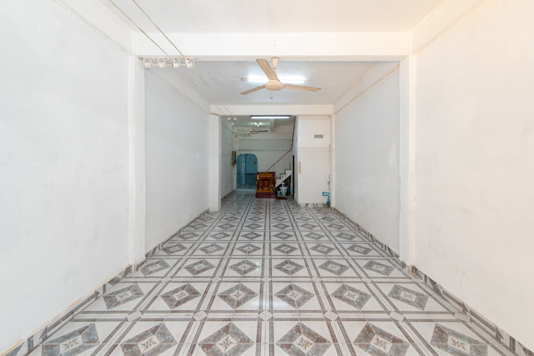 For SaleShop HouseRathburana, Suksawat : Three-story shophouse for sale in Soi Suk Sawat 35. Excellent location near the Chao Phraya River, ideal for commercial use. Size: 14 sq.wa.