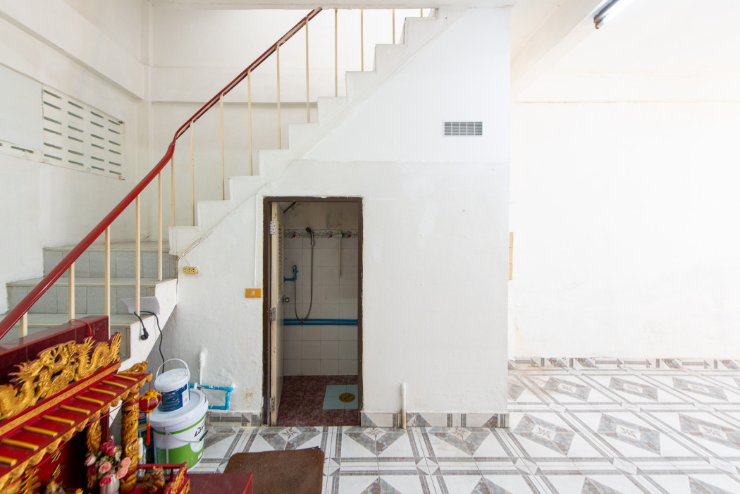 For SaleShop HouseRathburana, Suksawat : Three-story shophouse for sale in Soi Suk Sawat 35. Excellent location near the Chao Phraya River, ideal for commercial use. Size: 14 sq.wa.