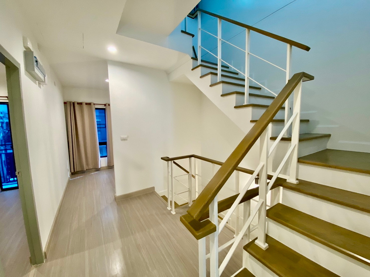 ให้เช่าทาวน์โฮมนวมินทร์ รามอินทรา : ให้เช่า ทาวน์โฮม 3 ชั้น สัมมากร อเวนิว รามอินทรา–วงแหวน เข้าออกได้หลายทาง คู้บอน เลียบด่วนกาญจนา ใกล้แฟชั่นไอส์แลนด์ รถไฟฟ้าสีชมพู และใกล้ทางด่วนฉลองรัชเพียง 5 นาที