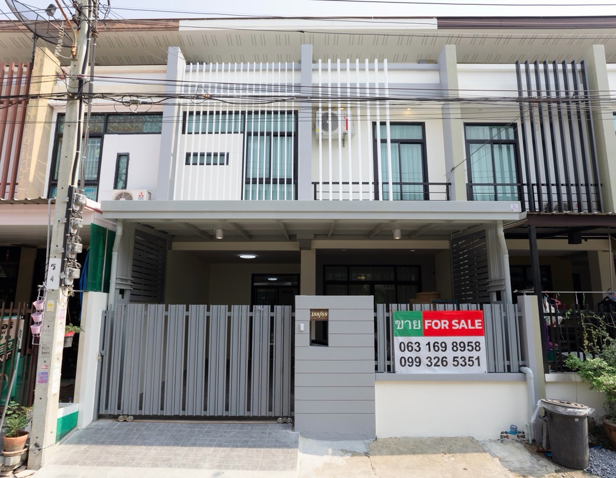 For SaleTownhomeSamut Prakan,Samrong : Bathroom / 1 living room / 1 kitchen / 1 parking space