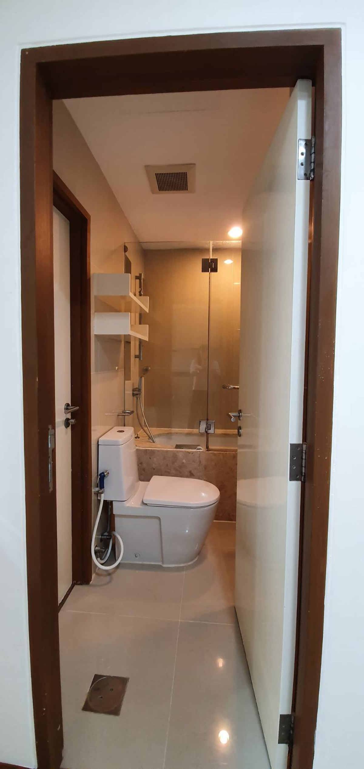 ขายคอนโดสาทร นราธิวาส : ⚡️ การันตีถูกสุด! ห้องรีโนเวทใหม่ นัดชมห้องได้เลย ขายพร้อมผู้เช่า/SALE WITH TENANT  : Sathorn Gardens (สาทร การ์เด้น) - 1 ห้องนอน LC096