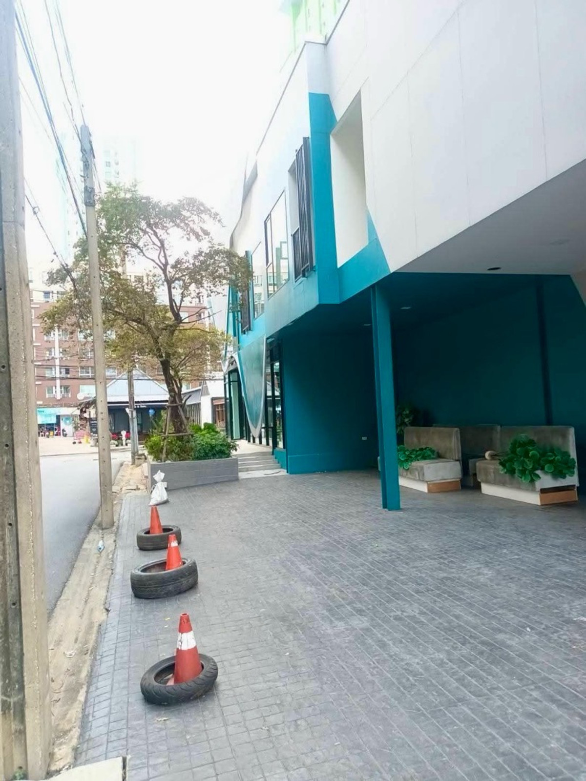 For RentShop HouseKasetsart, Ratchayothin : 🔆New building for rent, 2 floors, 300 sq m, near Kasetsart University, Phahonyothin 34, next to the road, parking for 5-7 cars🔆