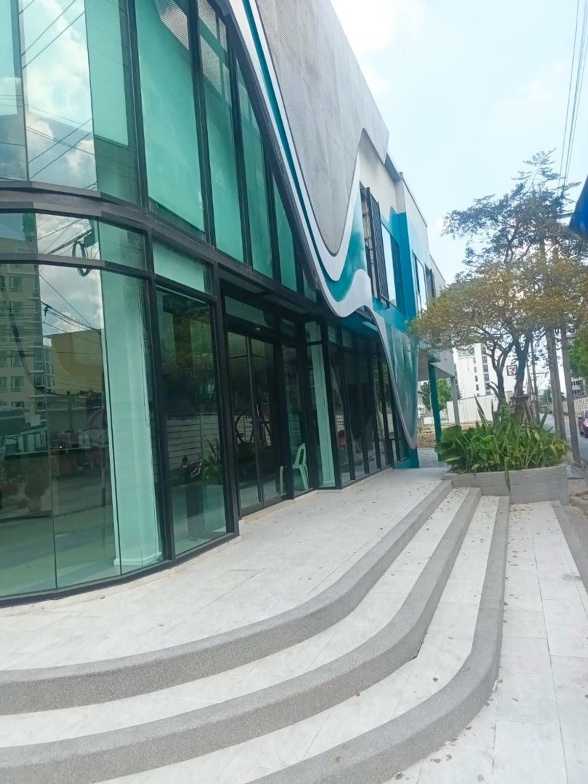 For RentShop HouseKasetsart, Ratchayothin : 🔆New building for rent, 2 floors, 300 sq m, near Kasetsart University, Phahonyothin 34, next to the road, parking for 5-7 cars🔆