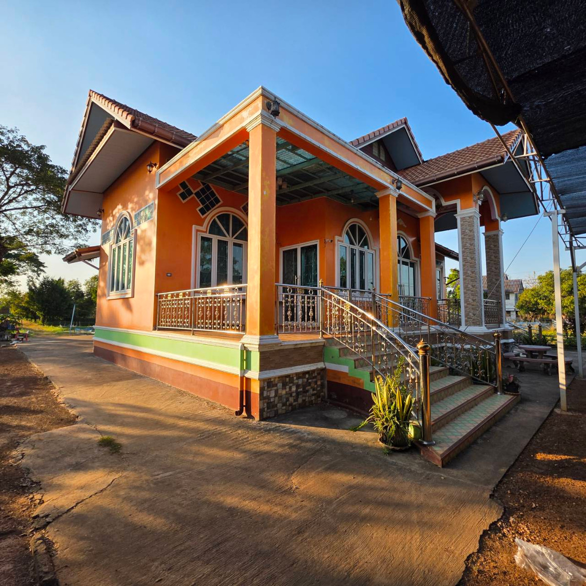 ขายบ้านสกลนคร : บ้านพร้อมที่ดิน เนื้อที่ 1 ไร่ 275 ตารางเมตร