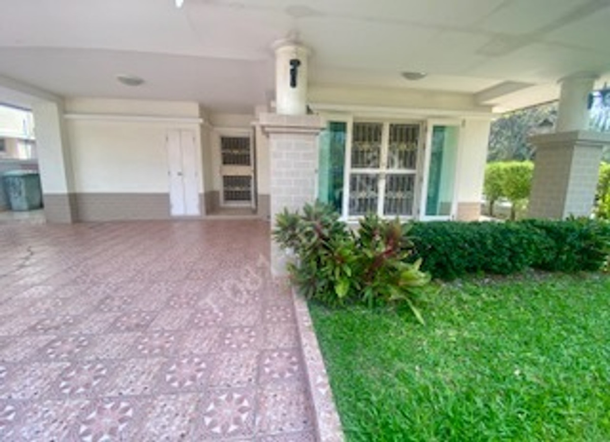 For SaleHouseMin Buri, Romklao : Single house, size 61 sq m., Royal Park Ville Village, Suwinthawong 44 (Royal Park Ville), Lam Phak Chi Subdistrict, Nong Chok District, Bangkok. 