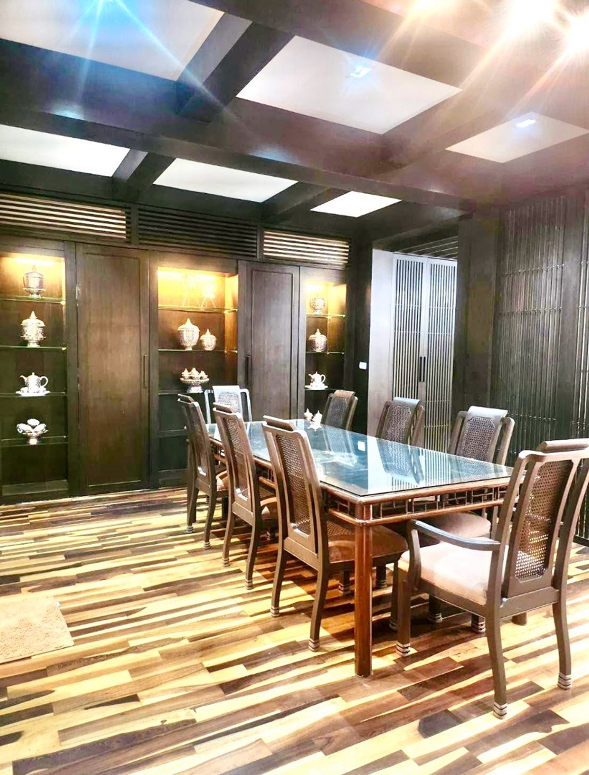 ให้เช่าทาวน์โฮมสาทร นราธิวาส : ให้เช่าทาวน์โฮมขนาดใหญ่ 4 ชั้น Garden House Rama3 บ้านสวย วิวสวน สงบ ร่มรื่น แต่งแบบ Thai oriental style พื้นไม้จริง เฟอร์นิเจอร์ครบ บิ้วอินทั้งหลังสวยมาก (เพิ่ง Renovate เสร็จ)