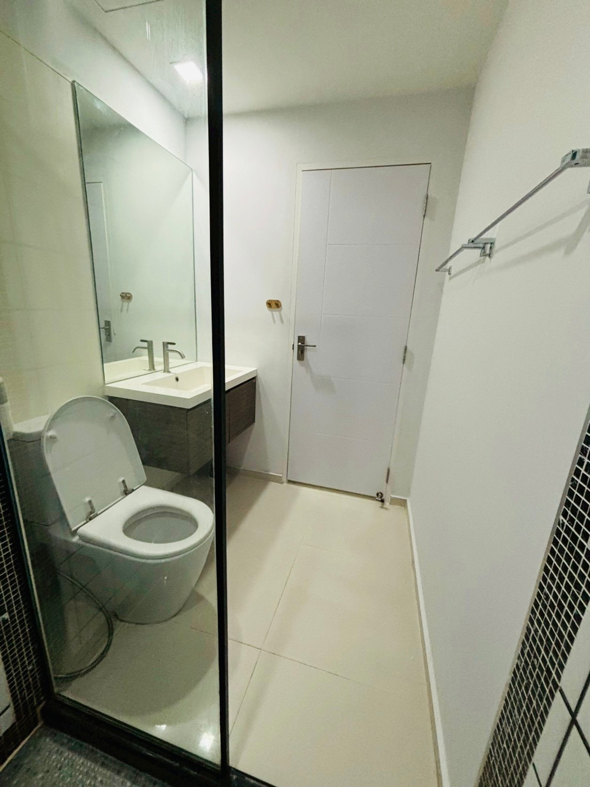 For RentCondoLadprao, Central Ladprao : Resort style condo for rent, The Room Ratchada-Lat Phrao (63 sq m.), only 300 meters to MRT Lat Phrao.