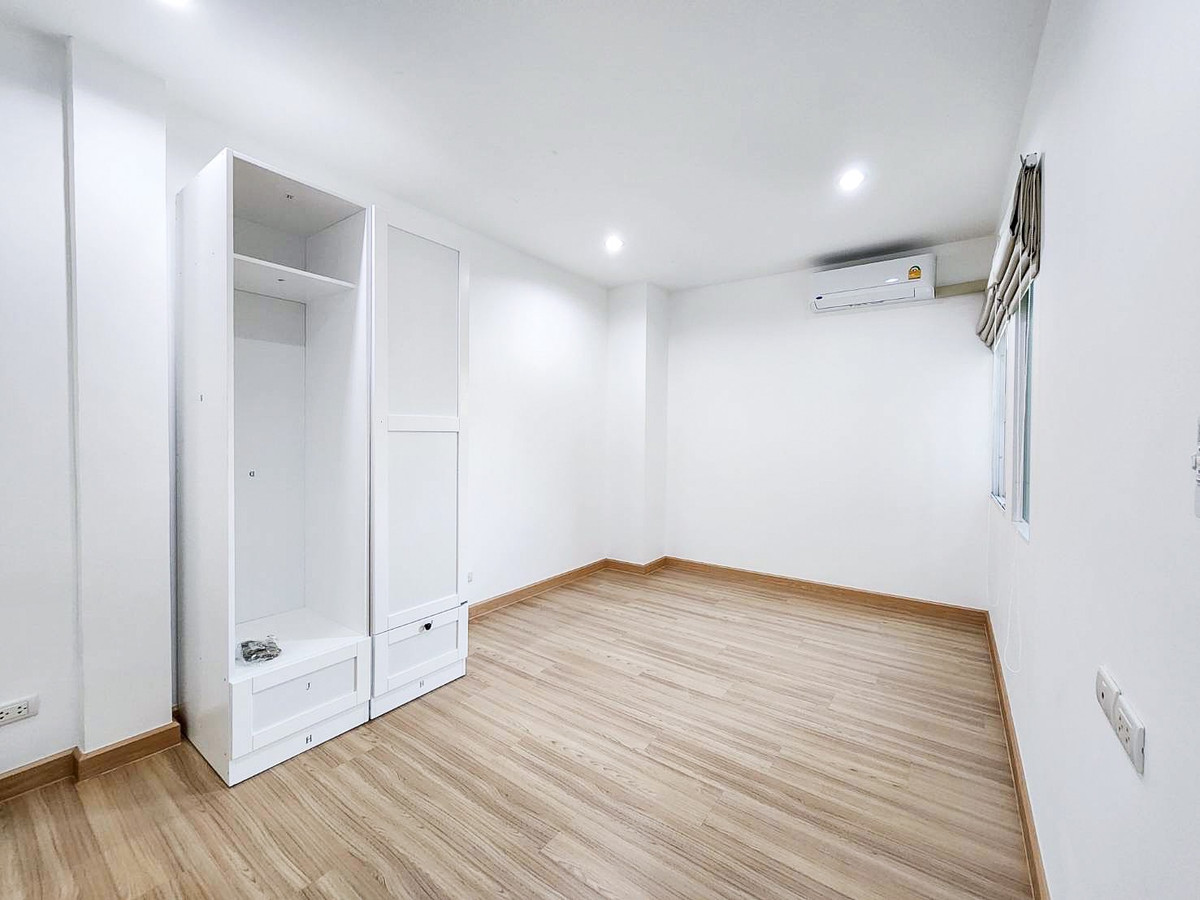 For RentTownhomeRama3 (Riverside),Satupadit : For Rent❗ 3-story townhome, Thanapat Green Zone, for rent with furniture, 3 floors, 3 bedrooms, 3 bathrooms.