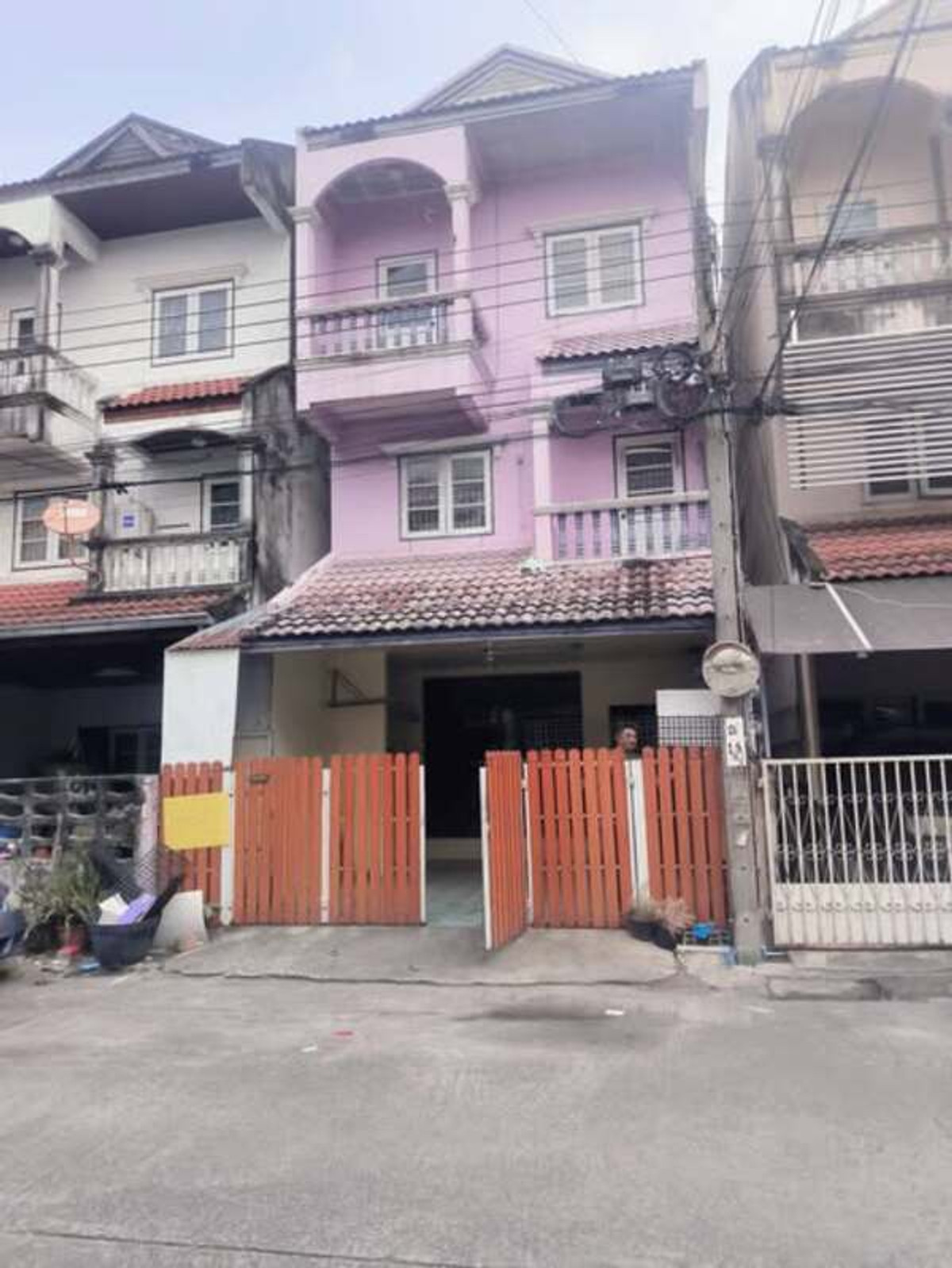 ขายทาวน์โฮมปิ่นเกล้า จรัญสนิทวงศ์ :  ซื้อก็คุ้ม เช่าก็ดี! บ้านกว้าง 3 นอน ย่านพุทธมณฑลสาย 4 ชื่อโครงการ หมู่บ้านศรีประชาวิลล่า