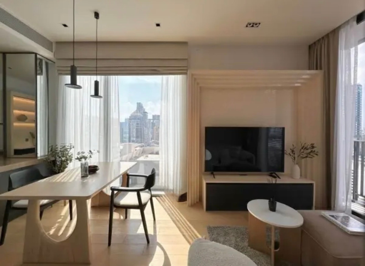For RentCondoWitthayu, Chidlom, Langsuan, Ploenchit : SL026/Newly decorated corner room in the heart of Chidlom, wide space, complete functions, ready to move in.