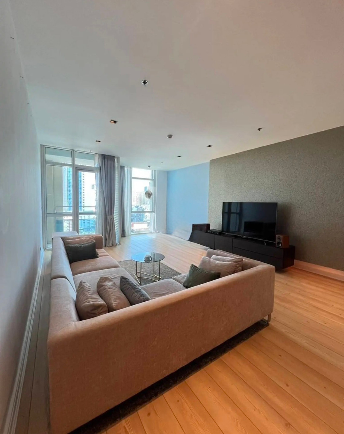 ให้เช่าคอนโดวิทยุ ชิดลม หลังสวน : SL042/ให้เช่า Athenee Residence ห้องใหญ่ 133 ตร.ม. ใกล้ BTS เพลินจิต เพียง 200 เมตร พร้อมที่จอดรถส่วนตัว 2 คัน