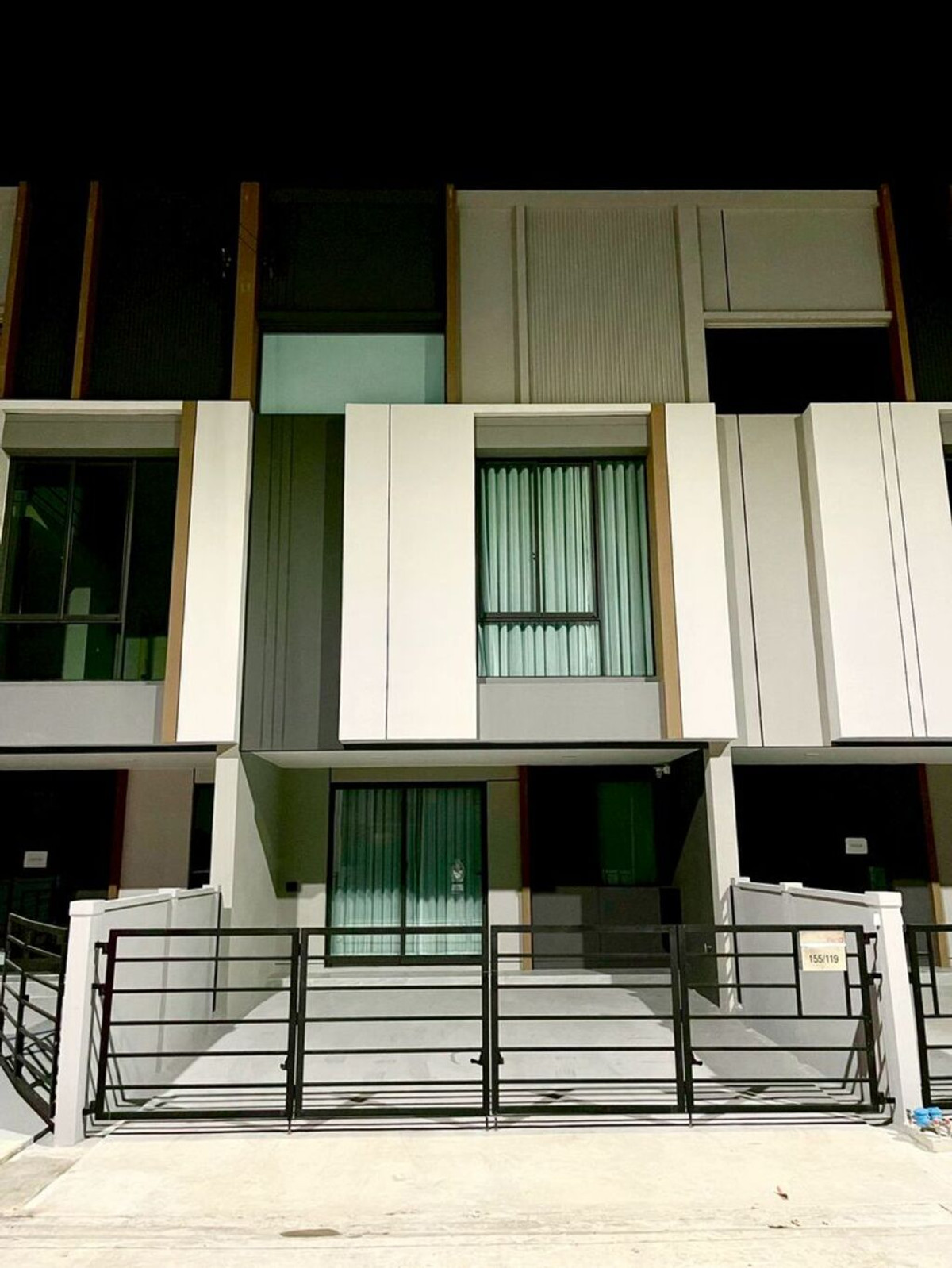 ให้เช่าทาวน์โฮมสมุทรปราการ สำโรง : ให้เช่า พลีโน่ สุขุมวิท-บางนา 4 เลขที่ 155/119 (ห้ามเลี้ยงสัตว์)