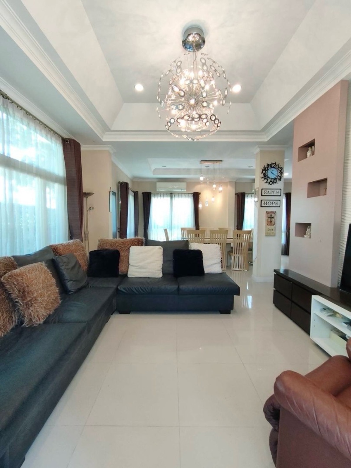 For RentHouseLadkrabang, Suwannaphum Airport : Bathroom | 1 maids room | Land 87 sq m | Fully furnished | 70,000 baht / month