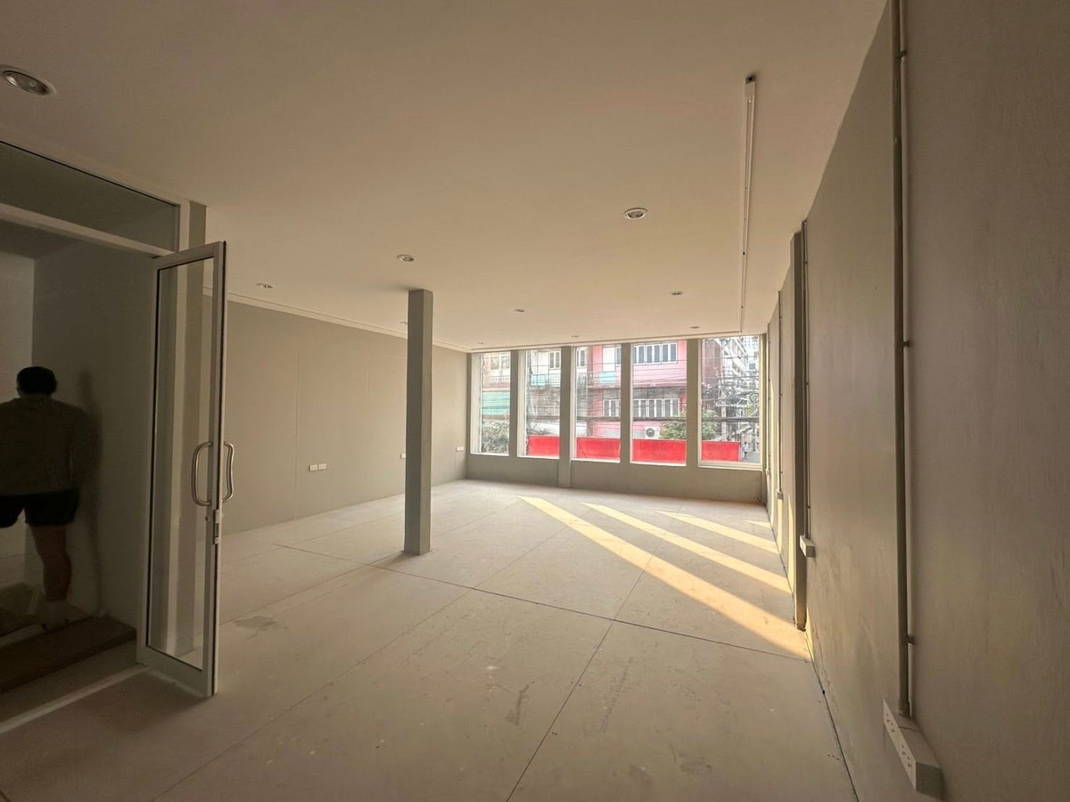 ให้เช่าร้านค้า/ตลาดนัดสุขุมวิท อโศก ทองหล่อ : ให้เช่าพื้นที่ติดถนนใหญ่เอกมัย เหมาะสำหรับทำคาเฟ่ สตูดิโอ คลินิก