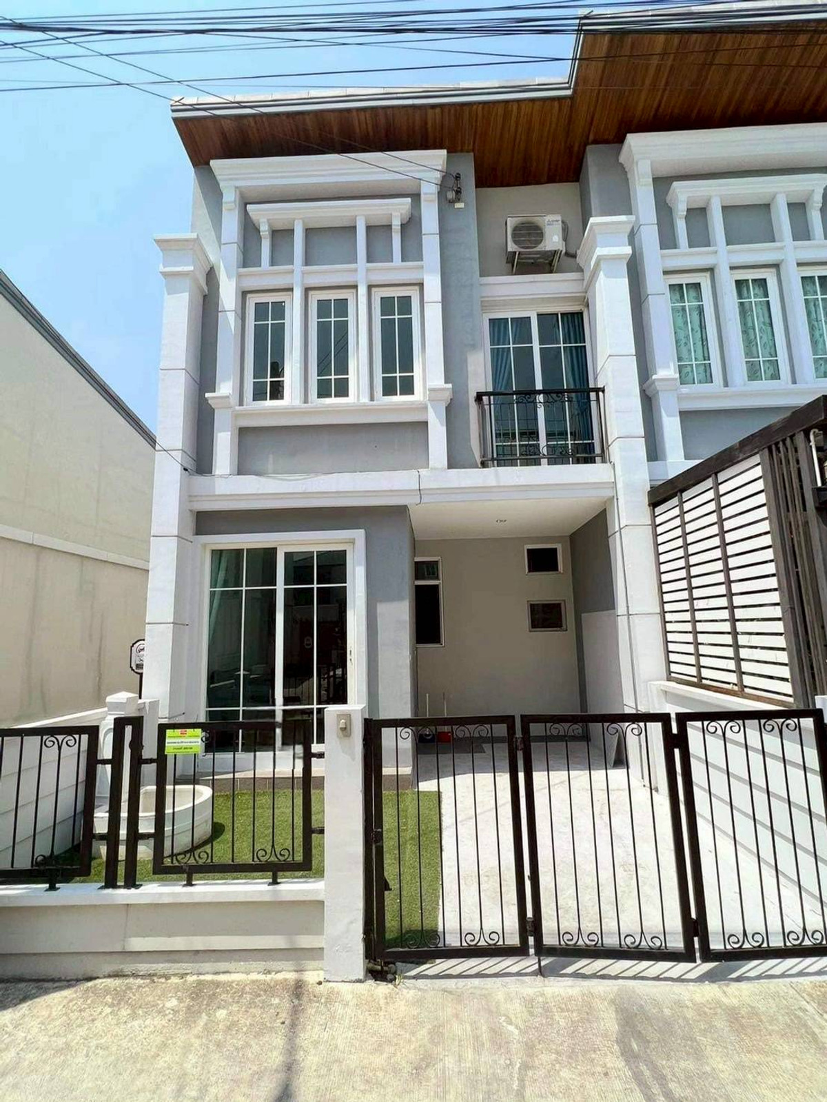 For RentTownhomeLadkrabang, Suwannaphum Airport : 2-story townhouse for rent, Golden Town Village 3, Bangna-Suan Luang, corner house (N.2001)