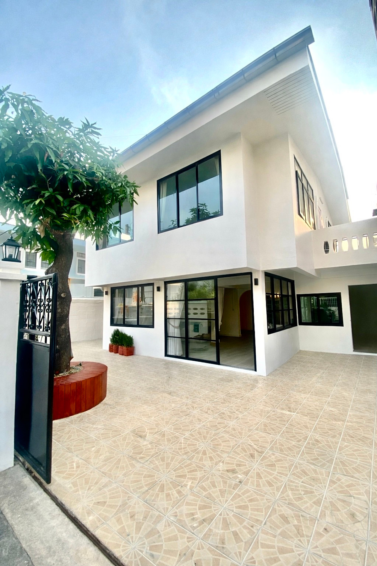 For RentHouseRatchadapisek, Huaikwang, Suttisan : ✨Single house for rent, Huai Khwang, Sutthisan, only 0.8 km to MRT Sutthisan, 5 bedrooms, 3 bathrooms.