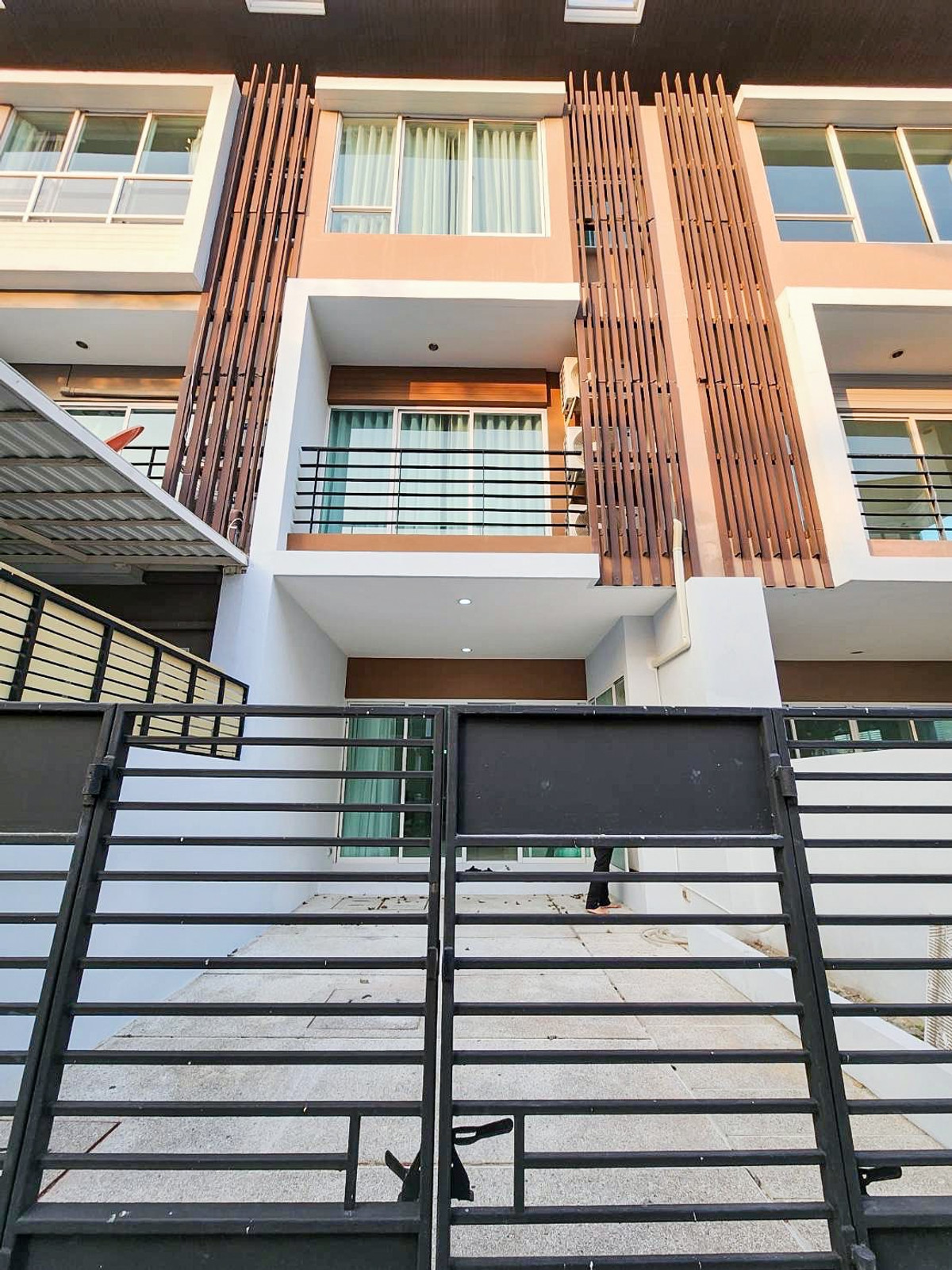 For RentTownhomeRama3 (Riverside),Satupadit : For Rent❗ 3-story townhome, Thanapat Green Zone, for rent with furniture, 3 floors, 3 bedrooms, 3 bathrooms.