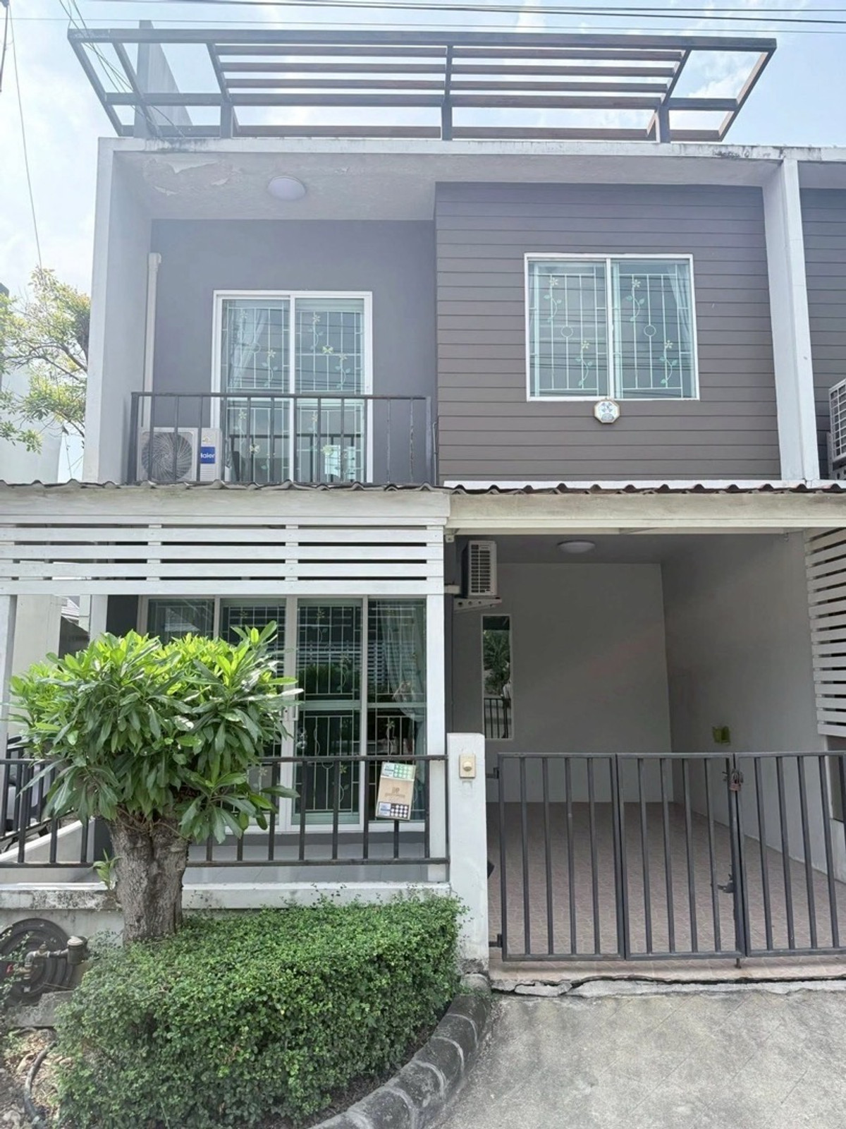 For RentTownhomePathum Thani,Rangsit, Thammasat : Townhome for rent, Lam Luk Ka Khlong 4, fully furnished.
Rent 10,000/month including common areas.
Corner house with swimming pool and fitness center.
10 minutes from Kanchanaphisek Ring Road 💕