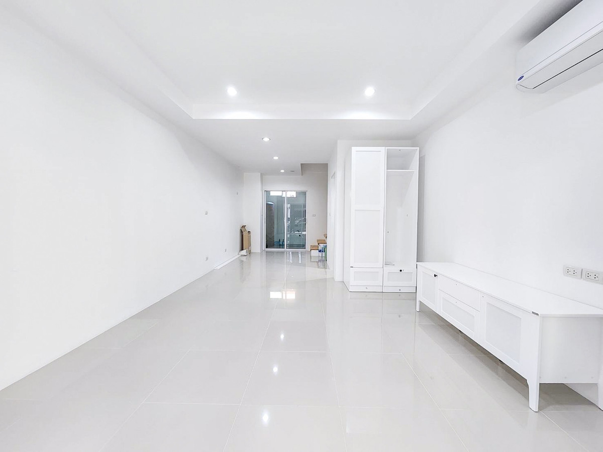 For RentTownhomeRama3 (Riverside),Satupadit : For Rent❗ 3-story townhome, Thanapat Green Zone, for rent with furniture, 3 floors, 3 bedrooms, 3 bathrooms.