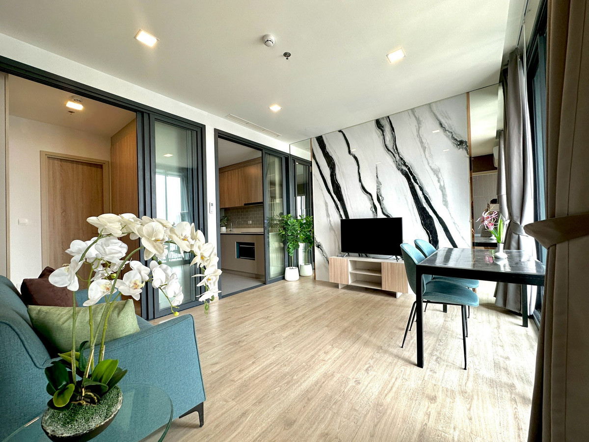 For RentCondoRatchathewi,Phayathai : “(Negotiable)”Spacious high-floor condo in the Phaya Thai area, with easy access to two railway lines.