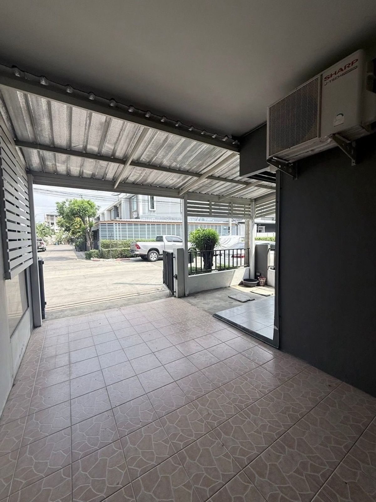 For RentTownhomePathum Thani,Rangsit, Thammasat : Townhome for rent, Lam Luk Ka Khlong 4, fully furnished.
Rent 10,000/month including common areas.
Corner house with swimming pool and fitness center.
10 minutes from Kanchanaphisek Ring Road 💕