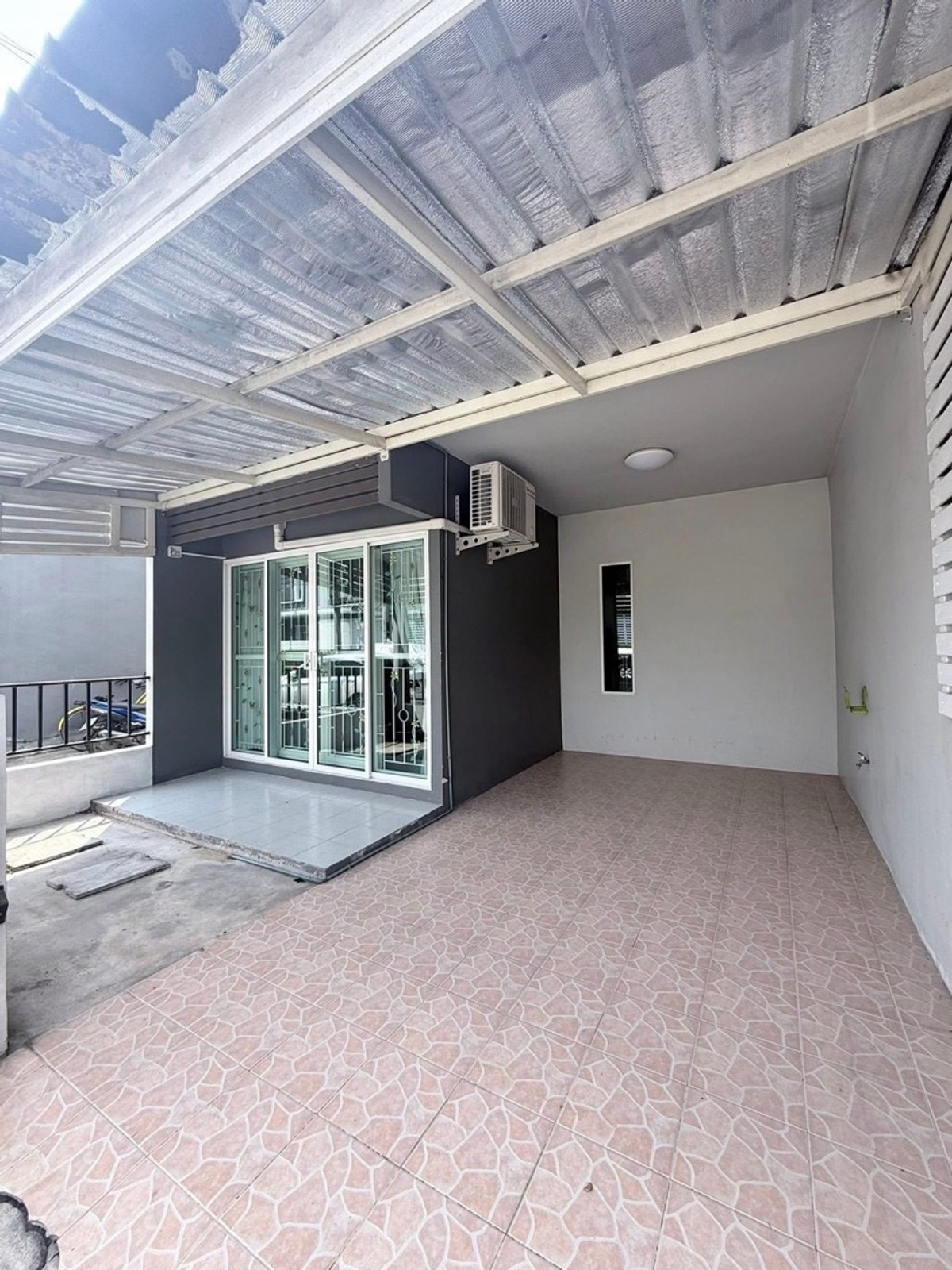 For RentTownhomePathum Thani,Rangsit, Thammasat : Townhome for rent, Lam Luk Ka Khlong 4, fully furnished.
Rent 10,000/month including common areas.
Corner house with swimming pool and fitness center.
10 minutes from Kanchanaphisek Ring Road 💕