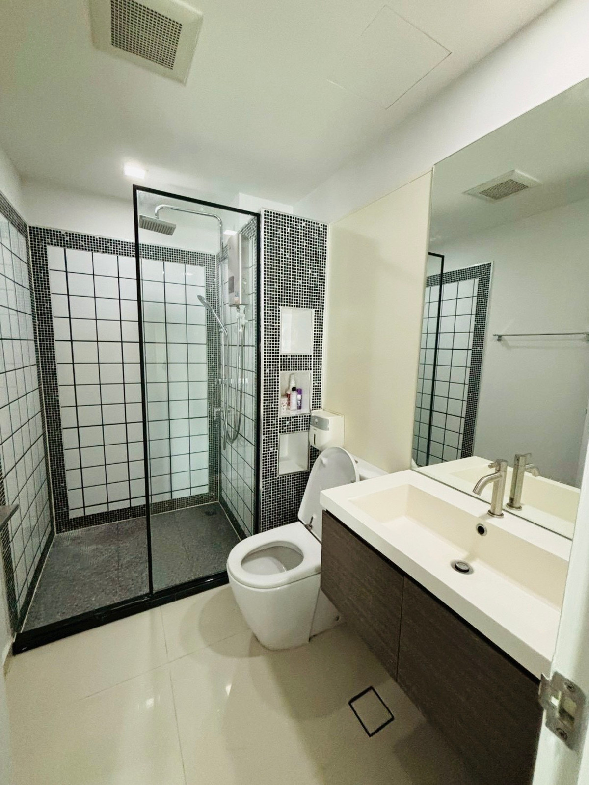 For RentCondoLadprao, Central Ladprao : Resort style condo for rent, The Room Ratchada-Lat Phrao (63 sq m.), only 300 meters to MRT Lat Phrao.