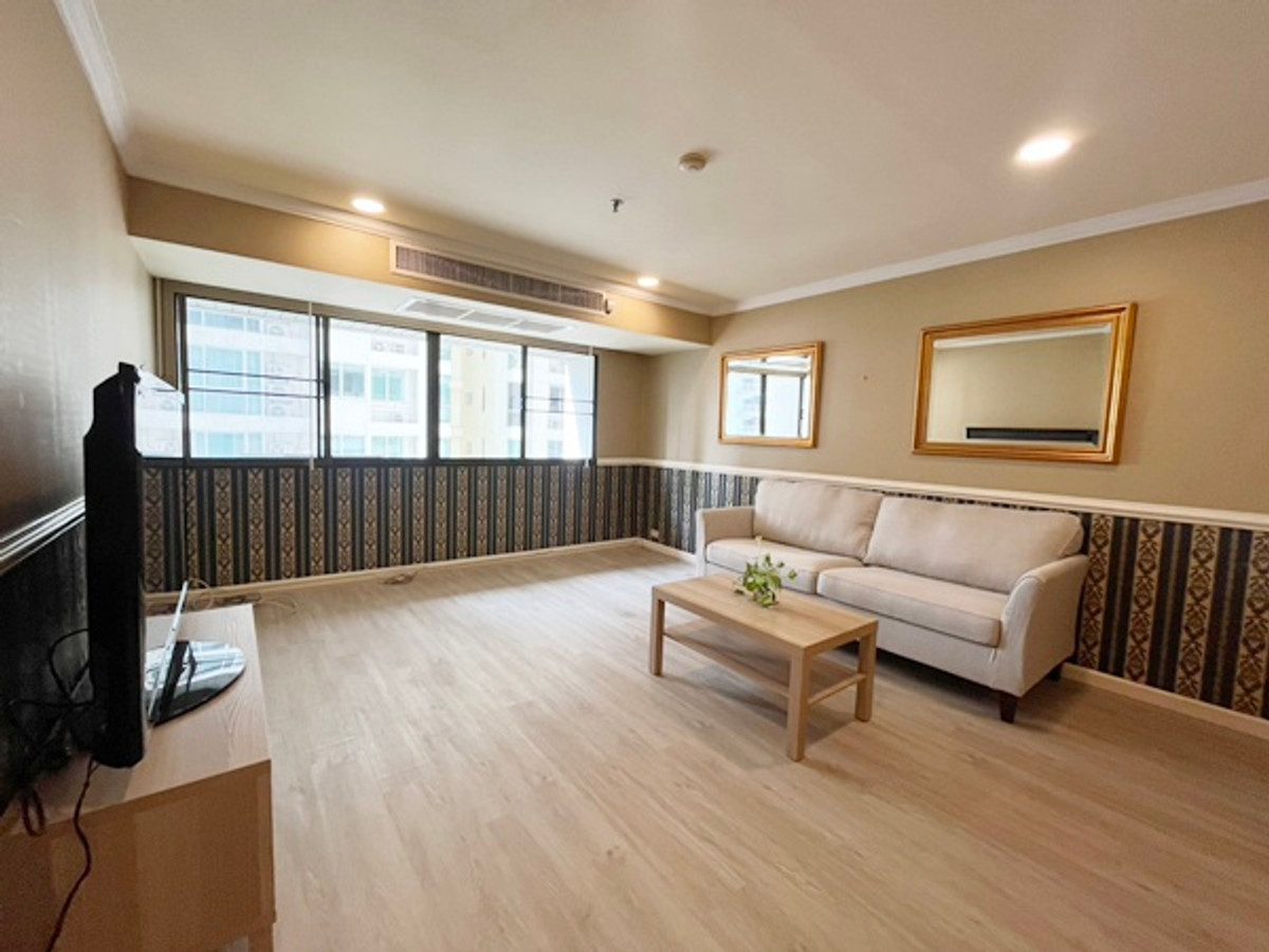 For RentCondoWitthayu, Chidlom, Langsuan, Ploenchit : Partly renovated 2-bedroom unit for rent at The Royal Place II